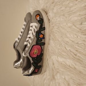 Pre loved Classic Diane Gilman DG Lux Sport Gray Embroidery Sneakers Sz 8